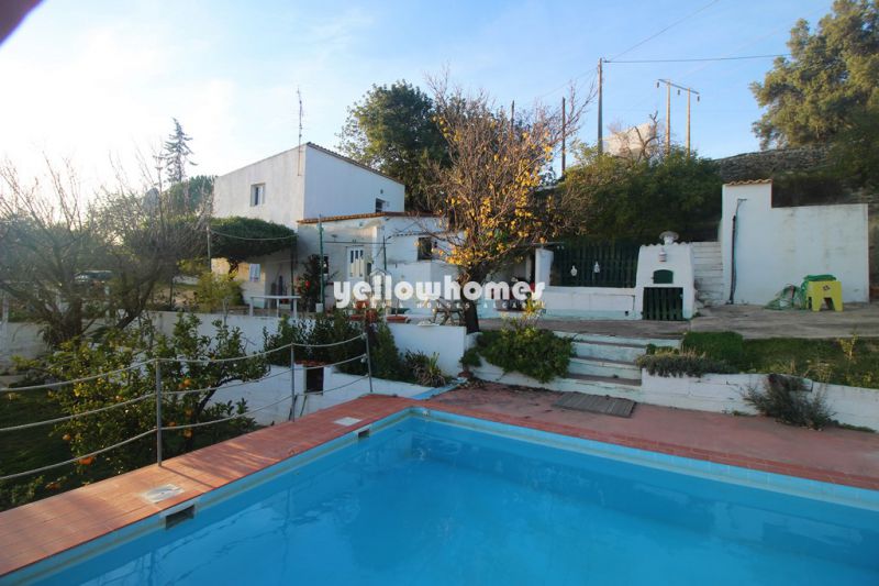 Grande terreno com casa parcialmente renovada com vista mar perto de Loule